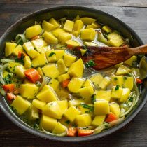 Вливаем мясной или куриный бульон. За неимением бульона это блюдо можно приготовить с водой Вливаем мясной или куриный бульон. За неимением бульона это блюдо можно приготовить с водой
