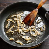 Копченый бекон с прослойками мяса нарезаем узкими тонкими полосками Копченый бекон с прослойками мяса нарезаем узкими тонкими полосками