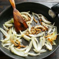 К шкваркам добавляем порезанный крупными дольками репчатый лук. Не мельчим! К шкваркам добавляем порезанный крупными дольками репчатый лук. Не мельчим!