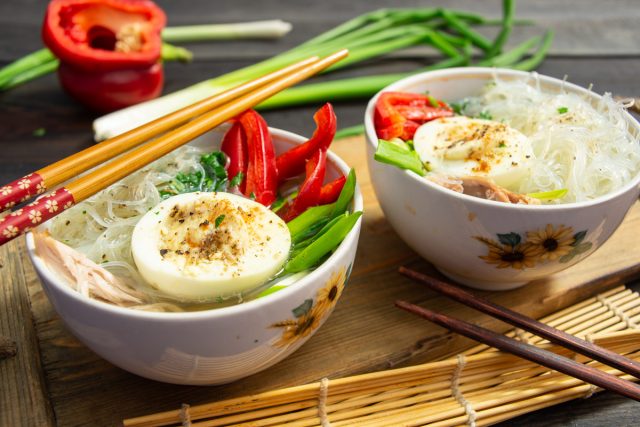 Корейский куриный суп с яйцом Корейский куриный суп с яйцом