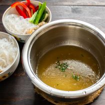 Куриный бульон приправляем рисовым уксусом и мелко нарезанной петрушкой по вкусу Куриный бульон приправляем рисовым уксусом и мелко нарезанной петрушкой по вкусу