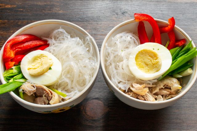 Сваренное вкрутую куриное яйцо разрезаем пополам. Кладем в каждую тарелку по половинке вареного яйца. Сваренное вкрутую куриное яйцо разрезаем пополам. Кладем в каждую тарелку по половинке вареного яйца.