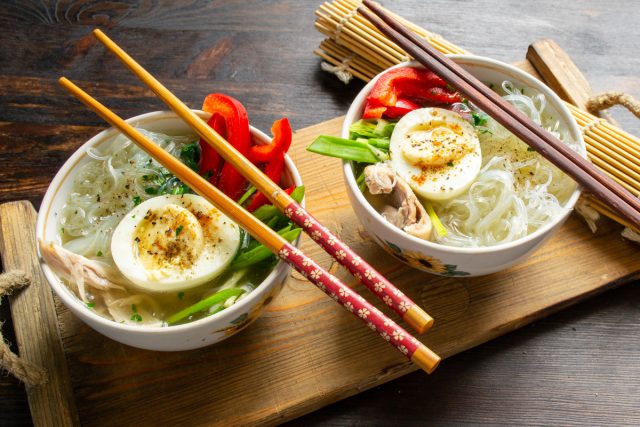 Подаем корейский куриный суп с яйцом на стол теплым или холодным. Приправляем соевым соусом по вкусу. Приятного аппетита!