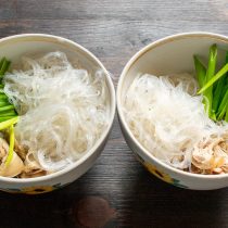Нарезаем зеленый лук кусочками длинной 5 сантиметров Нарезаем зеленый лук кусочками длинной 5 сантиметров