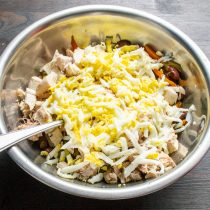 Добавляем в салат сваренные вкрутую куриные яйца. Можно натереть яйца на терке Добавляем в салат сваренные вкрутую куриные яйца. Можно натереть яйца на терке