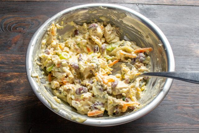 Приправляем салат соусом. По вкусу солим и перчим, тщательное перемешиваем салат. По желанию оставляем на полчаса в холодильнике, чтобы ингредиенты пропитались соками Приправляем салат соусом. По вкусу солим и перчим, тщательное перемешиваем салат. По желанию оставляем на полчаса в холодильнике, чтобы ингредиенты пропитались соками