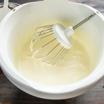 Насыпаем в большую чашу миксера сахарную пудру. Разбиваем куриные яйца Насыпаем в большую чашу миксера сахарную пудру. Разбиваем куриные яйца