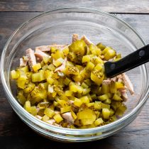 Маринованные огурцы режем кубиками. В этом рецепте нужны маринованные огурцы Маринованные огурцы режем кубиками. В этом рецепте нужны маринованные огурцы