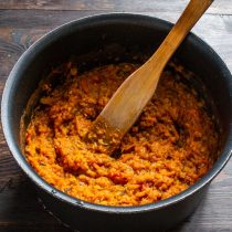 Накрываем сотейник крышкой. Готовим на тихом огне 25 минут. В конце готовки снимаем крышку