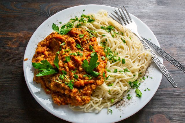 Подаем спагетти с вегетарианским соусом болоньезе, посыпаем мелко нарезанной зеленью петрушки, перчим свежесмолотым черным перцем. Приятного аппетита!