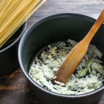 Головку репчатого лука режем мелкими кубиками. Измельчаем чеснок