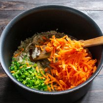 Стебли сельдерея режем мелко вместе с листьями. Морковь натираем