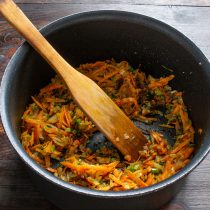 Обжариваем овощи на умеренном огне 10 минут. Добавляем чайную ложку специй