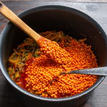 Пришел черед вегетарианского «мяса»: красной чечевицы. Это вкусный заменитель фарша