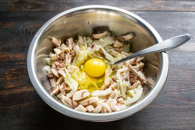 Разбиваем крупное куриное яйцо. Наливаем молоко Разбиваем крупное куриное яйцо. Наливаем молоко