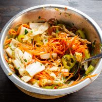 По вкусу солим, перчим молотым черным и красным перцем По вкусу солим, перчим молотым черным и красным перцем