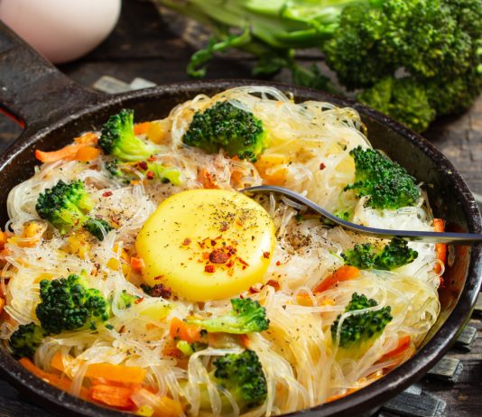 Необычный завтрак: омлет с фунчозой и овощами