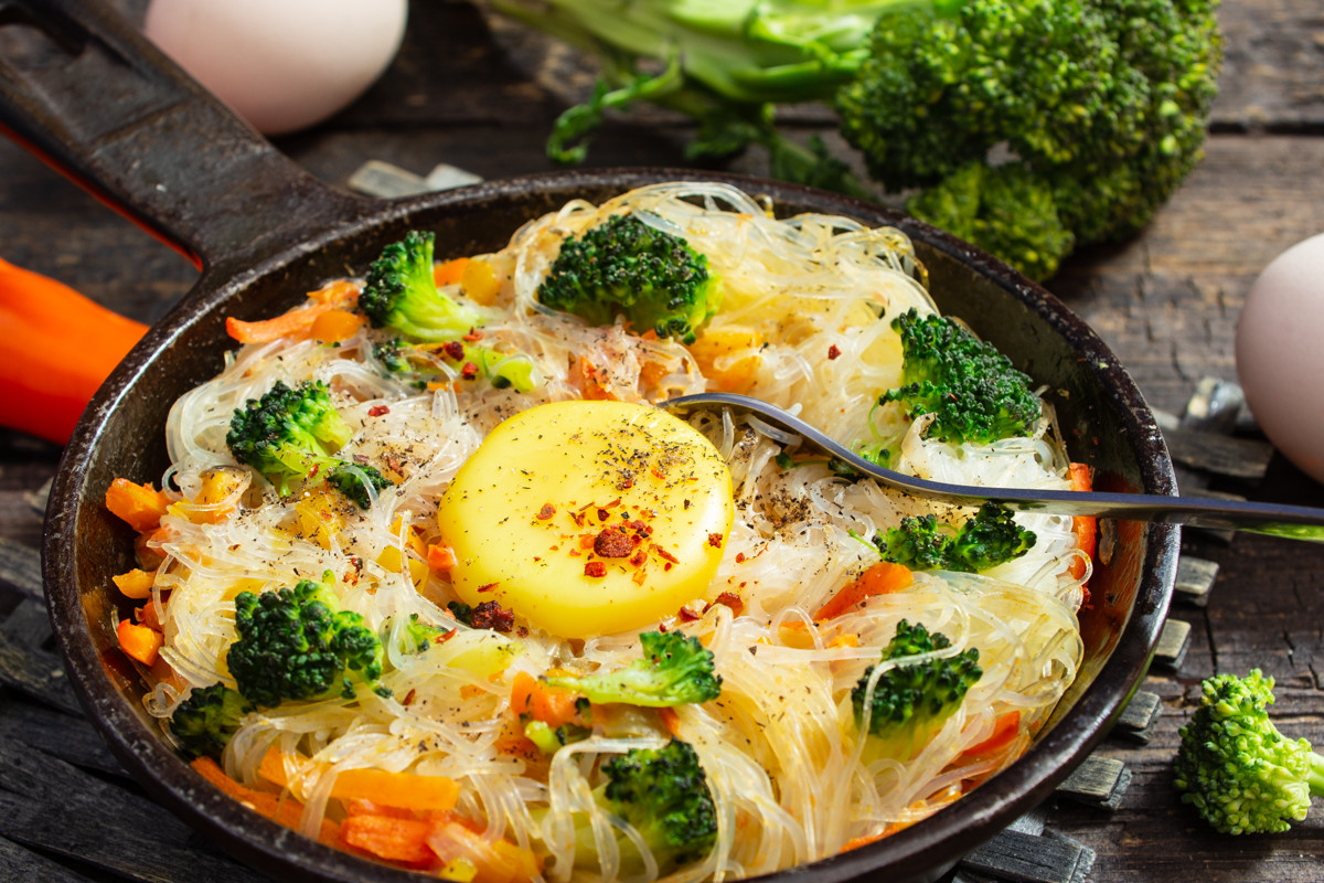 Необычный завтрак: омлет с фунчозой и овощами