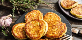 Оладьи из картофельного пюре с чесноком и тимьяном