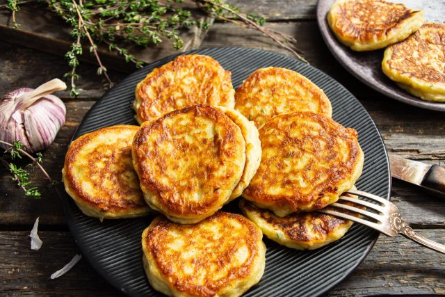 Оладьи из картофельного пюре с чесноком и тимьяном Оладьи из картофельного пюре с чесноком и тимьяном
