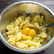 К остывшему картофельному пюре добавляем два яичных желтка, не горячее пюре