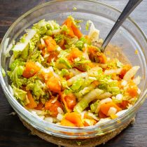 Тщательно смешиваем ингредиенты, чтобы батат впитал овощные соки, масло и уксус.