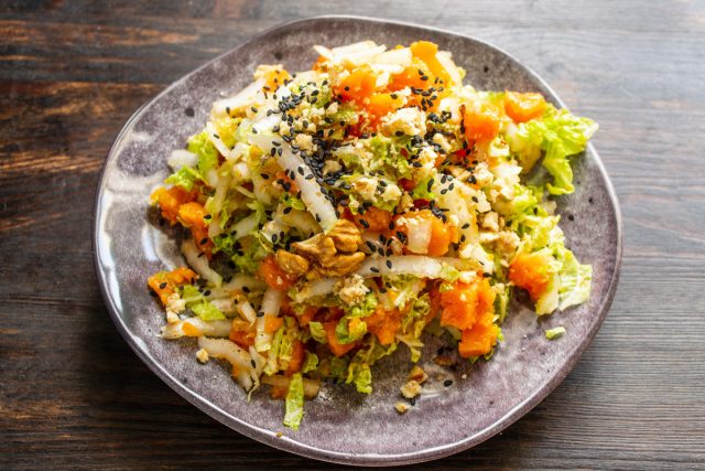 Посыпаем измельченными орехами и кунжутными семечками. По желанию добавляем острый красный перец и сразу подаем на стол. Приятного аппетита!