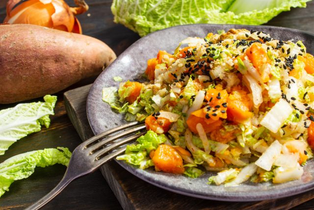 Овощной салат со сладким картофелем