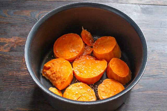 Нарезаем клубень ломтиками толщиной чуть больше одного сантиметра и заливаем кипящей водой.