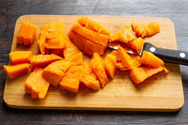 Остывший сладкий картофель нарезаем небольшими кубиками.