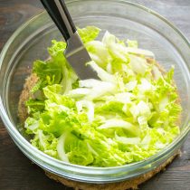 Пекинскую капусту шинкуем узкими полосками.