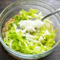 Нарезанный лук добавляем к пекинской капусте.