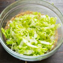 Посыпаем овощи щепоткой крупной морской соли и чуть разминаем.