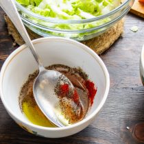 В заправку добавляем оливковое масло холодного отжима, яблочный уксус. Насыпаем паприку и молотый черный перец.