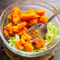 Остывший сладкий картофель добавляем в салат вместе с заправкой.