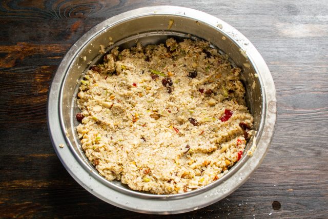 Хорошо перемешиваем тесто. Оставляем при комнатной температуре на полчаса, чтобы овсяные хлопья впитали влагу из фруктов и набухли Хорошо перемешиваем тесто. Оставляем при комнатной температуре на полчаса, чтобы овсяные хлопья впитали влагу из фруктов и набухли