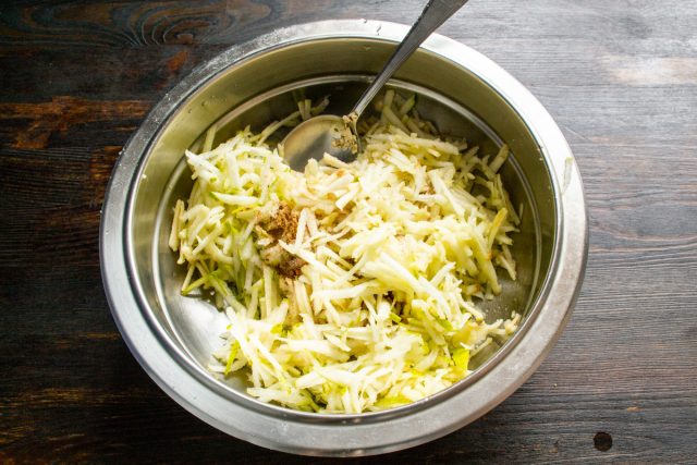 На крупной терке натираем очищенное от кожуры яблоко и грушу. Насыпаем молотую корицу. Добавляем две столовые ложки жидкого меда На крупной терке натираем очищенное от кожуры яблоко и грушу. Насыпаем молотую корицу. Добавляем две столовые ложки жидкого меда