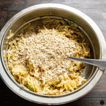 Смешиваем фрукты с медом и корицей, высыпаем сверху овсяные хлопья быстрого приготовления. Смешиваем фрукты с медом и корицей, высыпаем сверху овсяные хлопья быстрого приготовления.