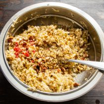 Измельчаем горсть сушеной клюквы. Добавляем орехи и клюкву в тесто Измельчаем горсть сушеной клюквы. Добавляем орехи и клюкву в тесто