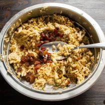 Изюм тщательно промываем, замачиваем в кипятке на 5 минут и снова промываем, откидываем на сито. Промытый изюм кладем в тесто Изюм тщательно промываем, замачиваем в кипятке на 5 минут и снова промываем, откидываем на сито. Промытый изюм кладем в тесто