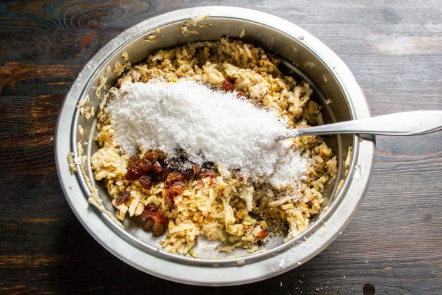 Насыпаем примерно половину стакана мелкой кокосовой стружки. Вы можете использовать свежий кокос с этом рецепте, батончики получатся более влажными Насыпаем примерно половину стакана мелкой кокосовой стружки. Вы можете использовать свежий кокос с этом рецепте, батончики получатся более влажными