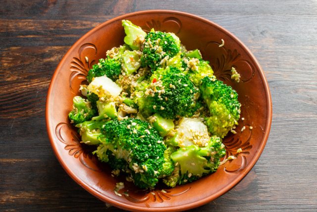 Брокколи с имбирем и кунжутом подаем на стол теплой или холодной. Вкуснятина! Приятного аппетита! Брокколи с имбирем и кунжутом подаем на стол теплой или холодной. Вкуснятина! Приятного аппетита!