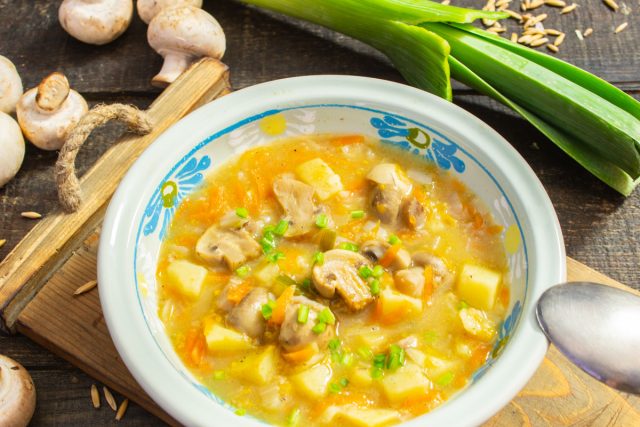 Постный грибной суп с овощами и геркулесом Постный грибной суп с овощами и геркулесом