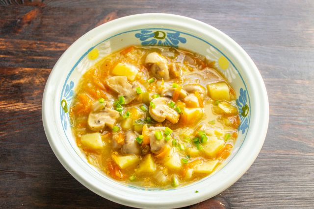 Горячий постный грибной суп с овощами и геркулесом разливаем по тарелкам. Подаем на стол горячим или теплым. Приятного аппетита!