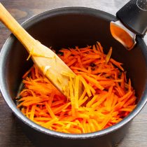 Морковь скоблим, шинкуем тонкой сломкой. Кладем морковку в кастрюлю