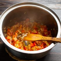 На среднем огне обжариваем овощи с луком 5 минут. По желанию можно насыпать половину чайной ложки сахара