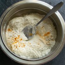 Маленькая щепотка молотой куркумы, буквально на кончике ножа, окрасит тесто в аппетитный золотистый цвет. Маленькая щепотка молотой куркумы, буквально на кончике ножа, окрасит тесто в аппетитный золотистый цвет.