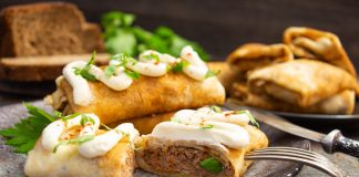 Фаршированные блины с куриной печенью, луком и морковью