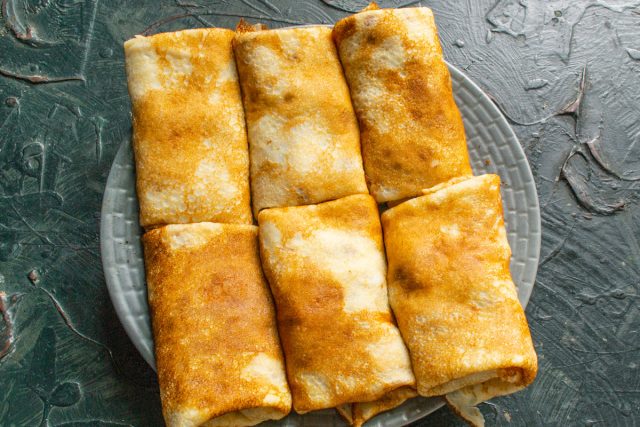 Перед подачей поджариваем фаршированные блины с куриной печенью на сливочном масле с двух сторон.
