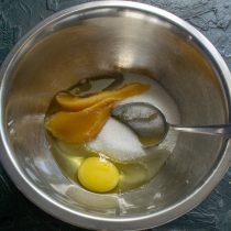 Насыпаем в глубокую миску мелкий белый сахар. Разбиваем крупное куриное яйцо. Насыпаем в глубокую миску мелкий белый сахар. Разбиваем крупное куриное яйцо.